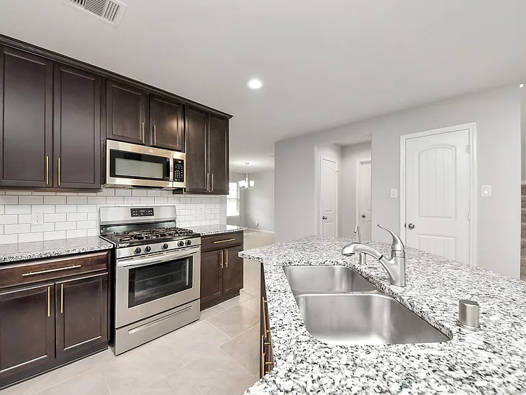 6934 Rosalina Landing Ln — Photo 10