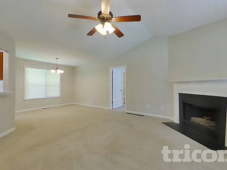 87 Princeton Dr — Photo 2