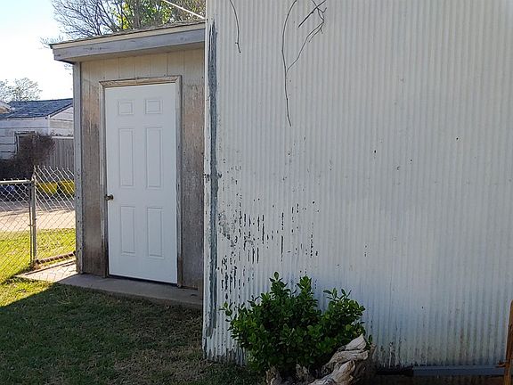 4th image of 558 E Oakdale Ave