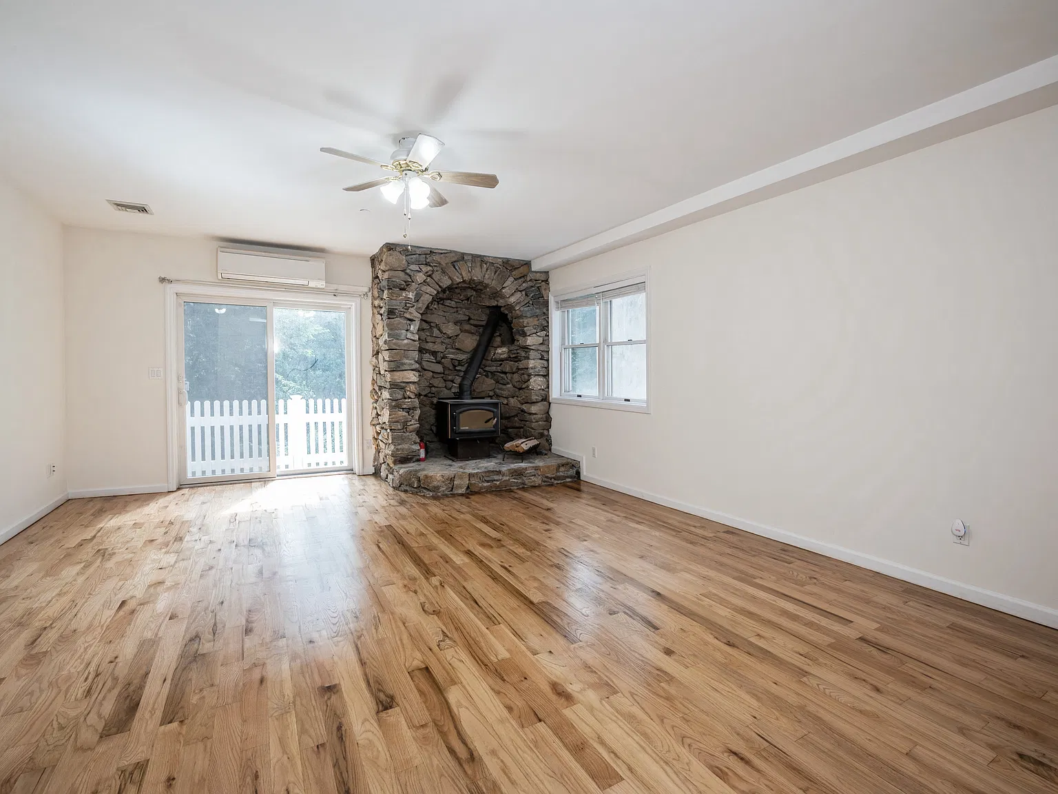 1 bed, 1000 sqft, $2,400 — Photo 2