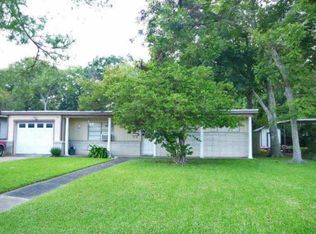 107 Oak Dr, Lake Jackson, TX 77566