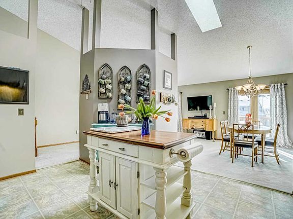 2nd image of 4867 Orchid Ln N