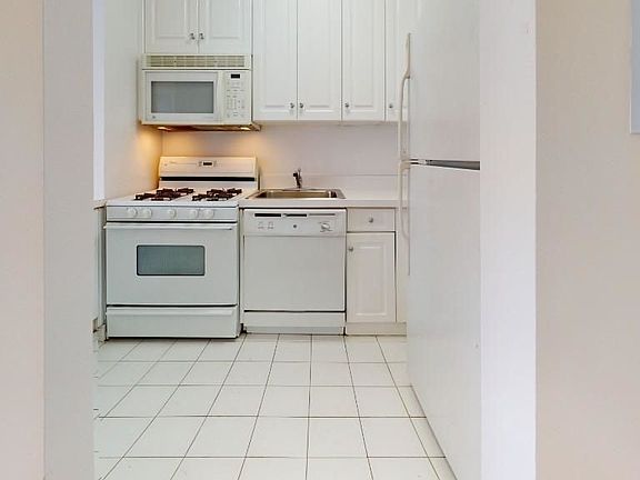 4th image of 1 Astor Pl APT 4U