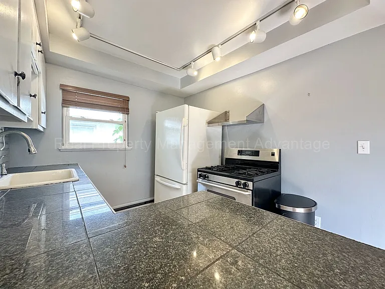 574 Ardmore — Photo 8