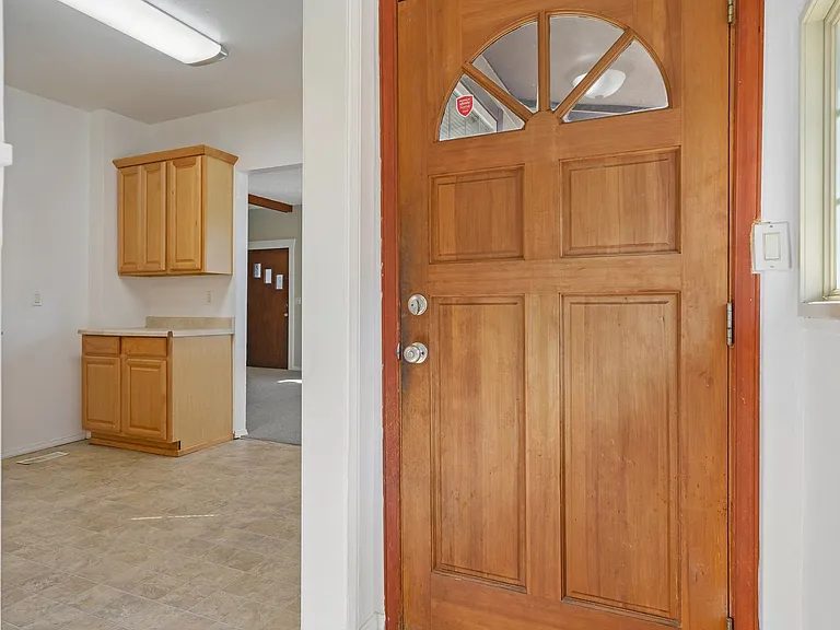 709 McKenzie Ave — Photo 12