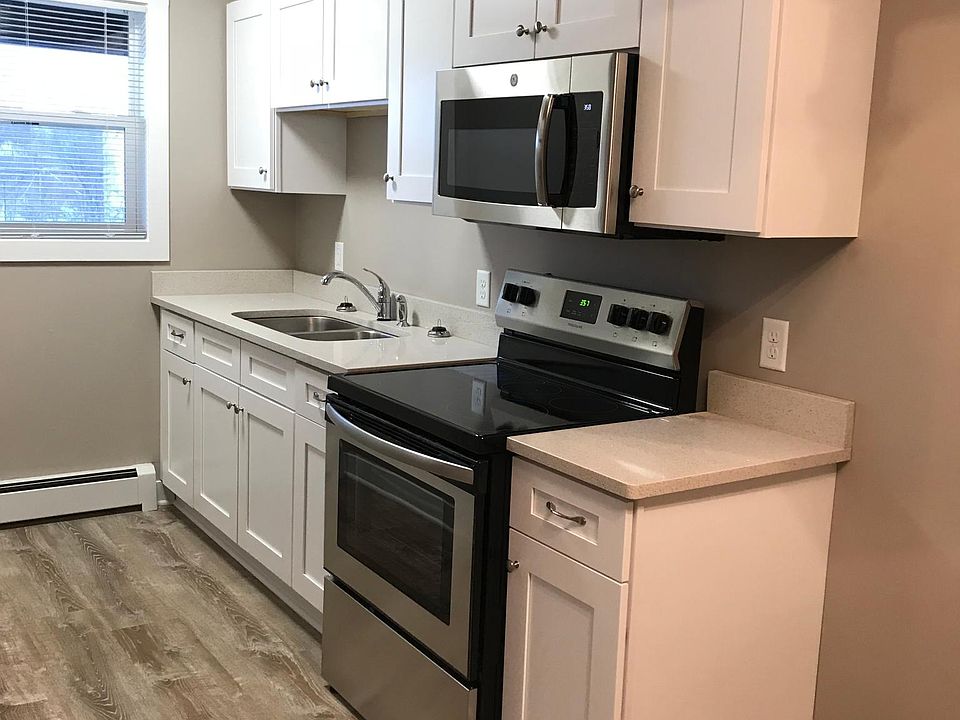 Plenty of work space next to the brand new stove.