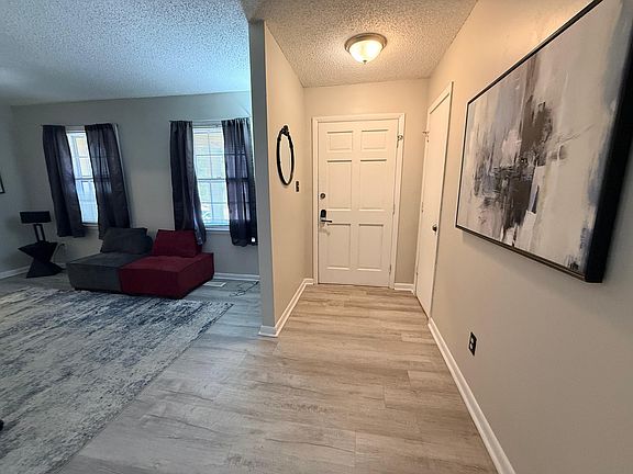 3rd image of 704 Maxine St
