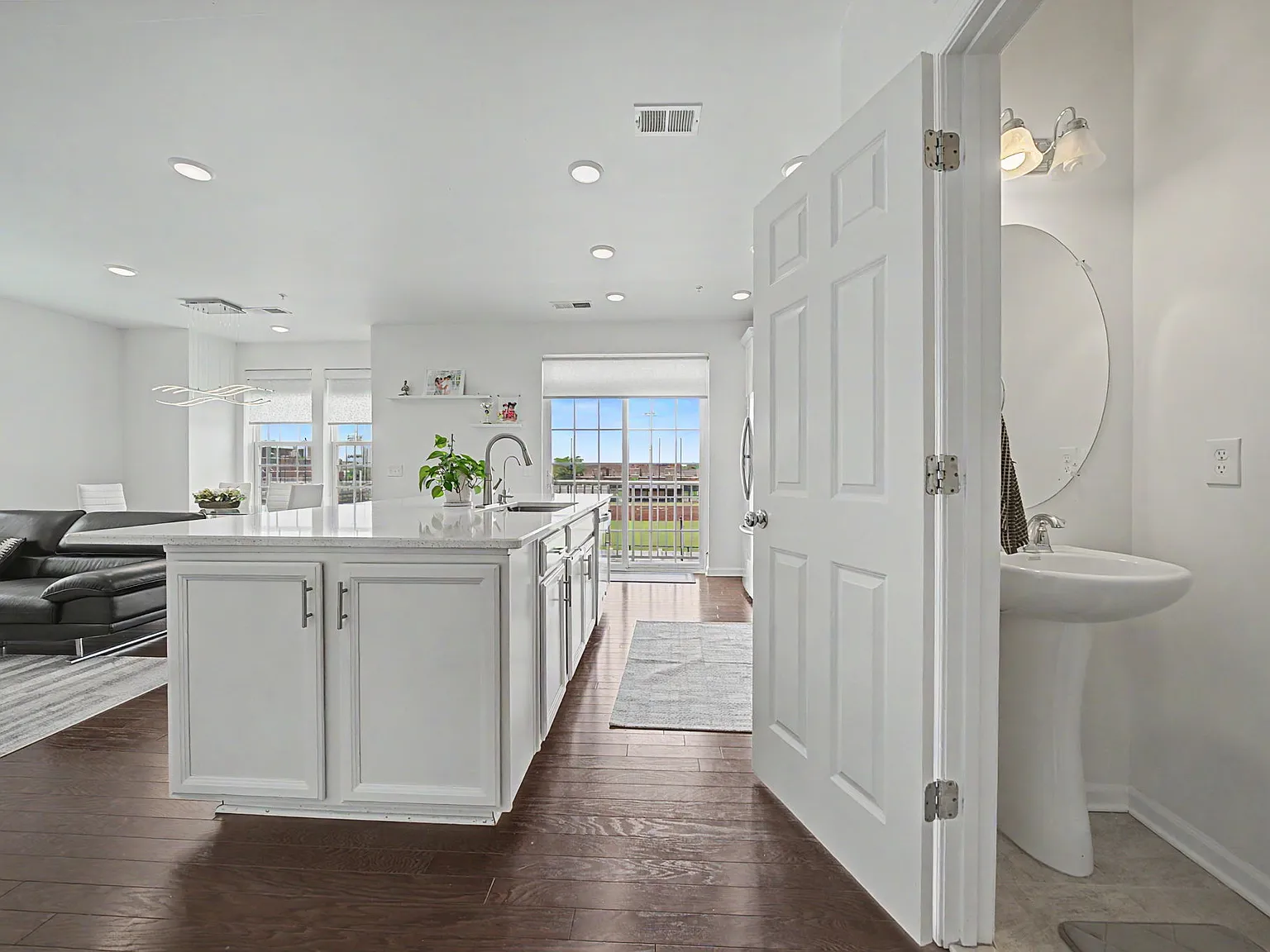 3 bed, 2.5 bath, 2072 sqft, $4,350 — Photo 4