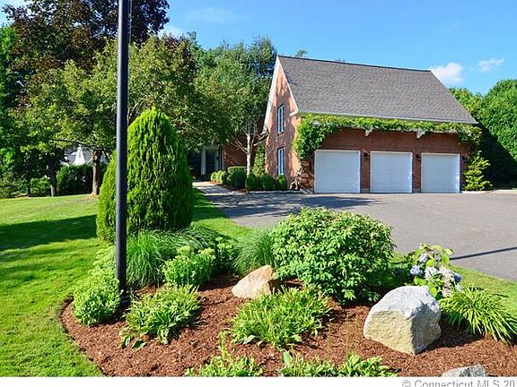 3 car garage with trellis