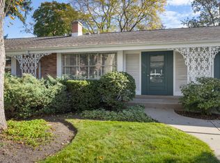 609 Carriage Hill Dr, Glenview, IL 60025