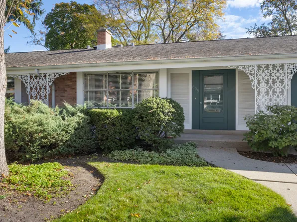 609 Carriage Hill Dr, Glenview, IL 60025