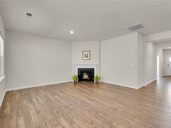 3rd image of 102 Fancy Trl