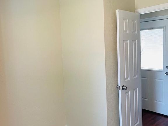 4th image of 264 Hillside Dr