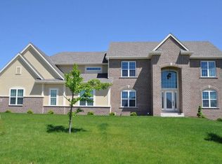 N55W20904 Carters Crossing Cir, Menomonee Falls, WI 53051