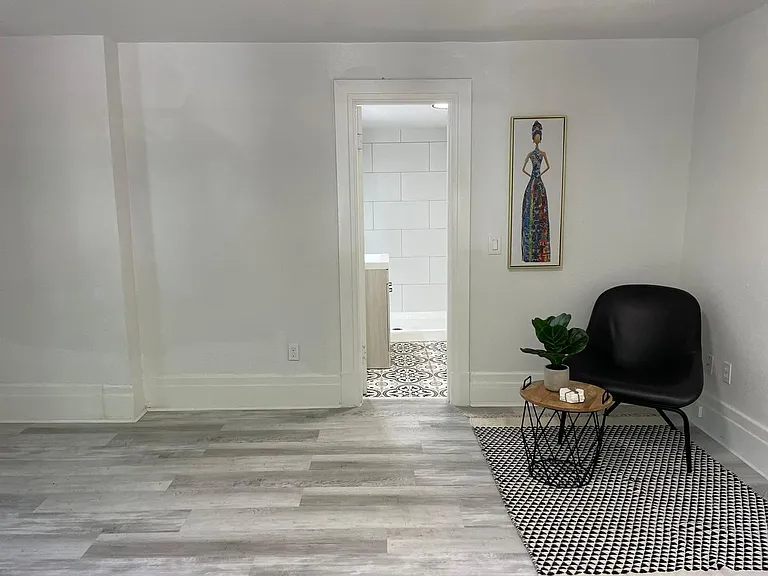 The White House Apts — Photo 4
