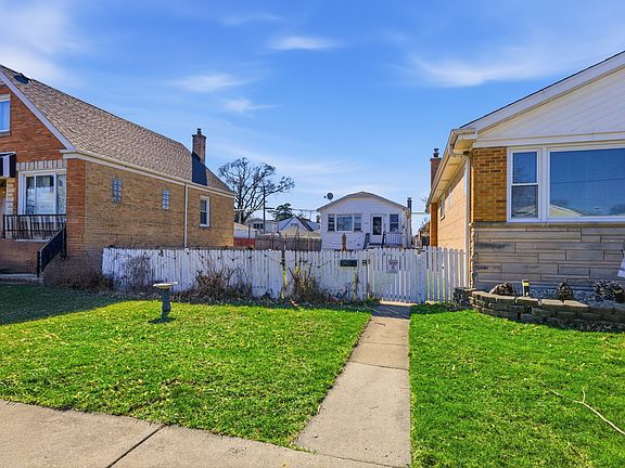 3rd image of 3524 N Ozark Ave
