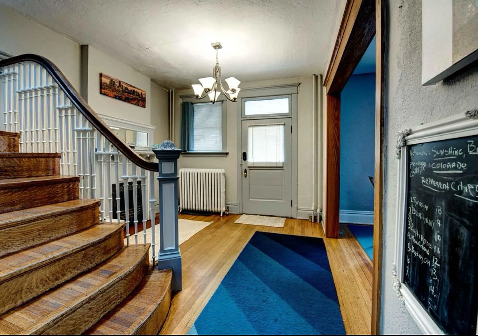 Beautiful two story unit with Victorian charm — Photo 2