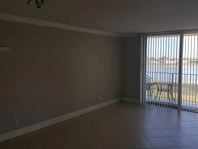 470 Executive Center Dr #2G — Photo 5
