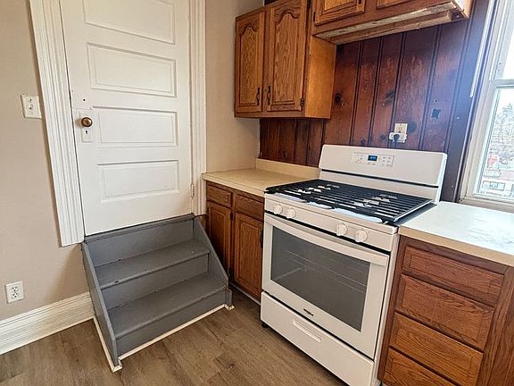 4th image of 555 W Hallam Ave APT 2