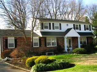 10 Buttonwood Cir, Lafayette Hill, PA 19444