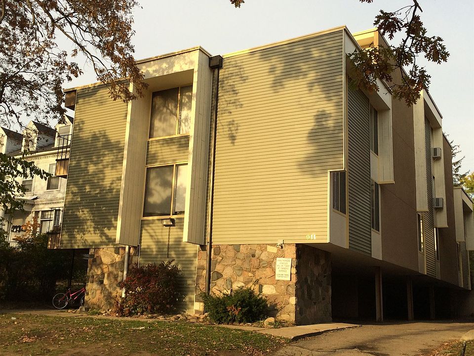 915 Oakland outside