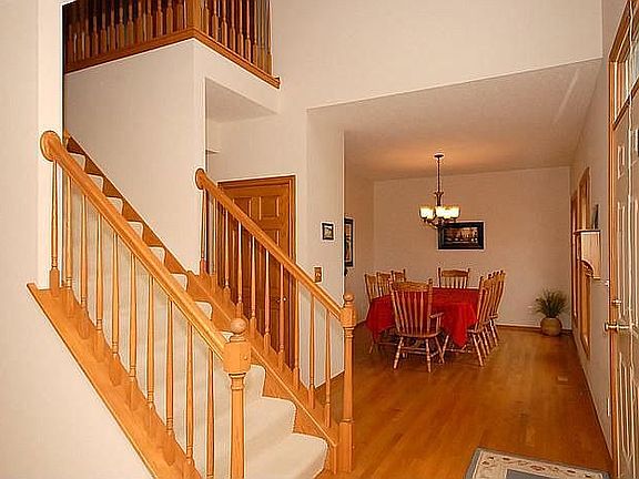 Foyer w/hardwood floors