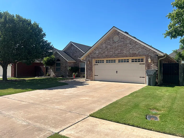 3706 NE Fieldcrest Dr — Photo 1