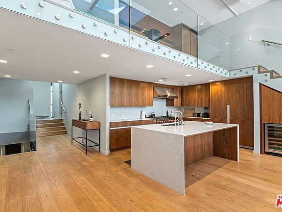 4th image of 207 Hollister Ave