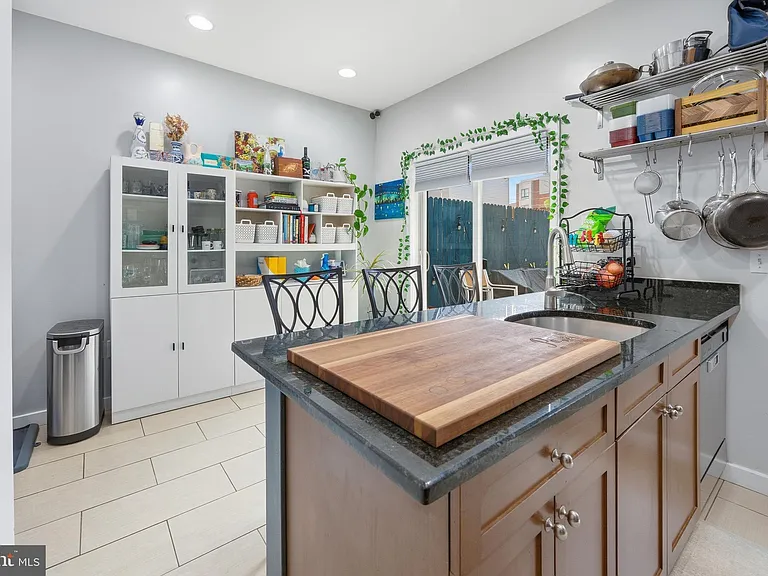 2568 Collins St — Photo 7