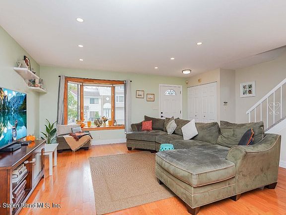 5th image of 223 Balsam Pl