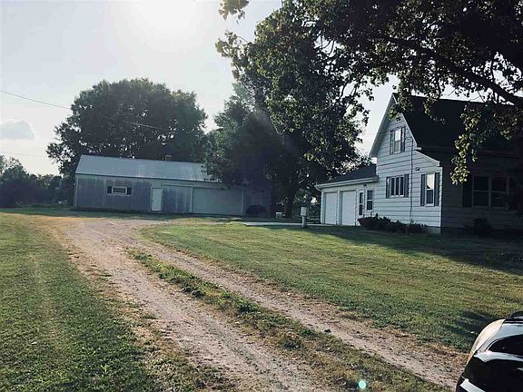 Large heated outbuilding that can hold about 6 cars.