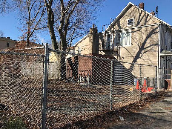 3rd image of 3954 Victory Blvd