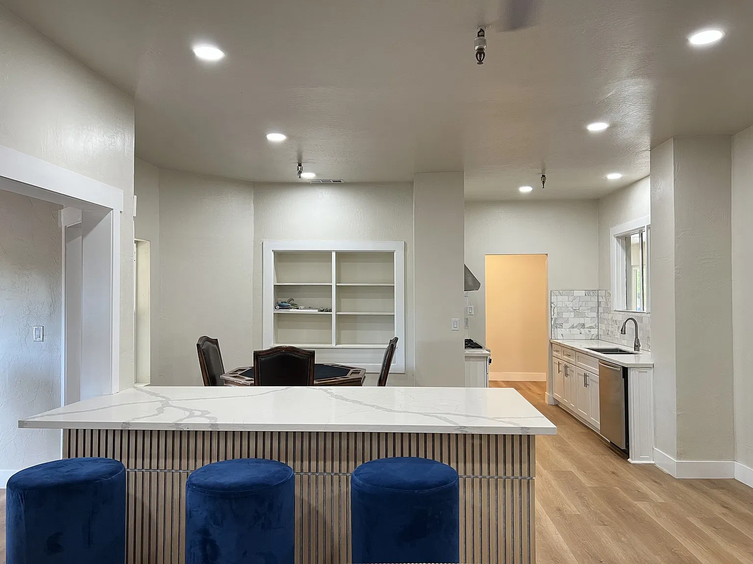 11 bed, 4681 sqft, $7,450 — Photo 2