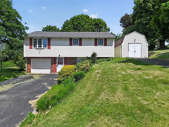 3rd image of 105 Willow Dr