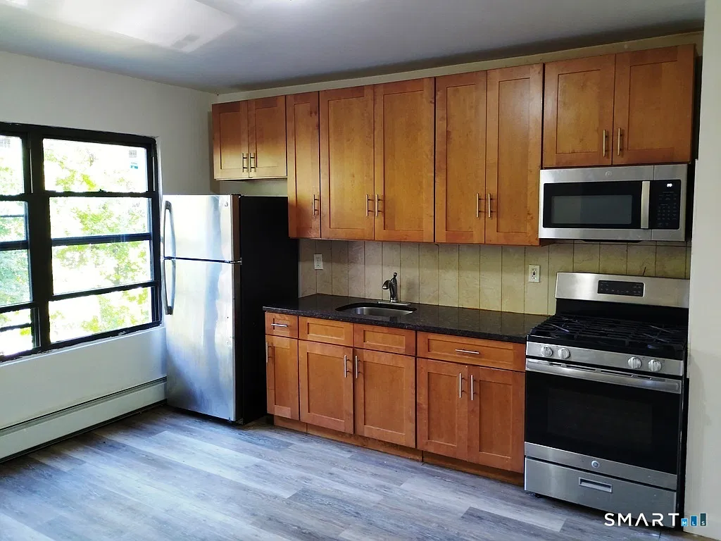 3 bed, 1.0 bath, 1308 sqft, $1,900 — Photo 2