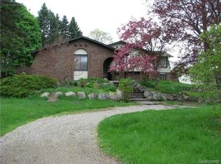 480 Rowe Rd, Milford, MI 48380