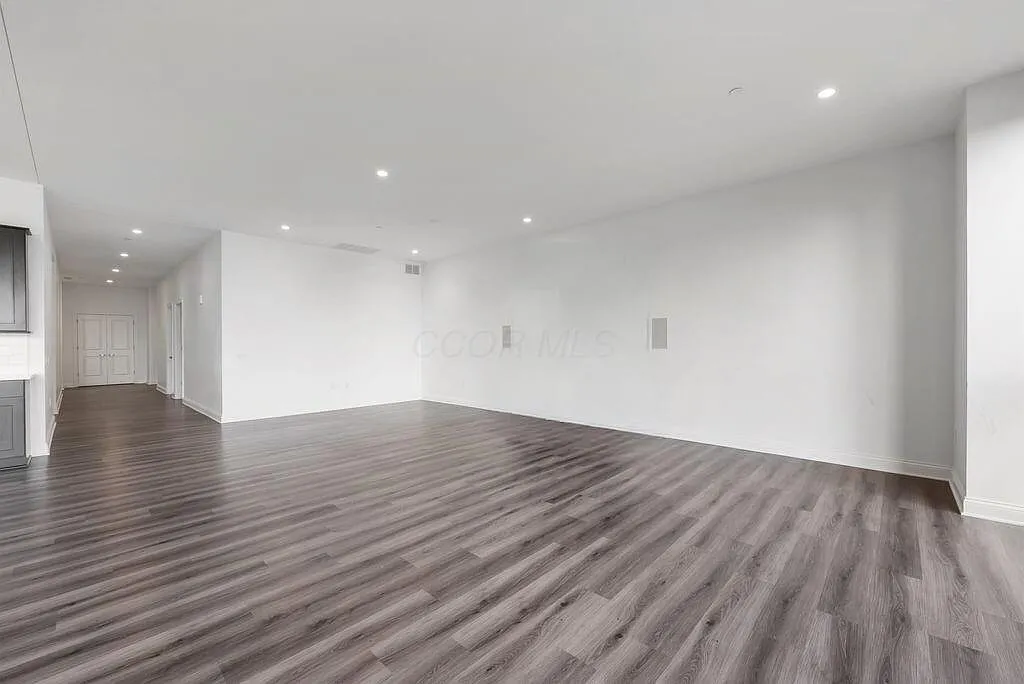 3 bed, 3.0 bath, 2845 sqft, $7,000 — Photo 3