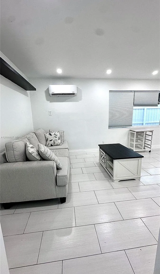 1 bed, 1.0 bath, 750 sqft, $1,950 — Photo 1
