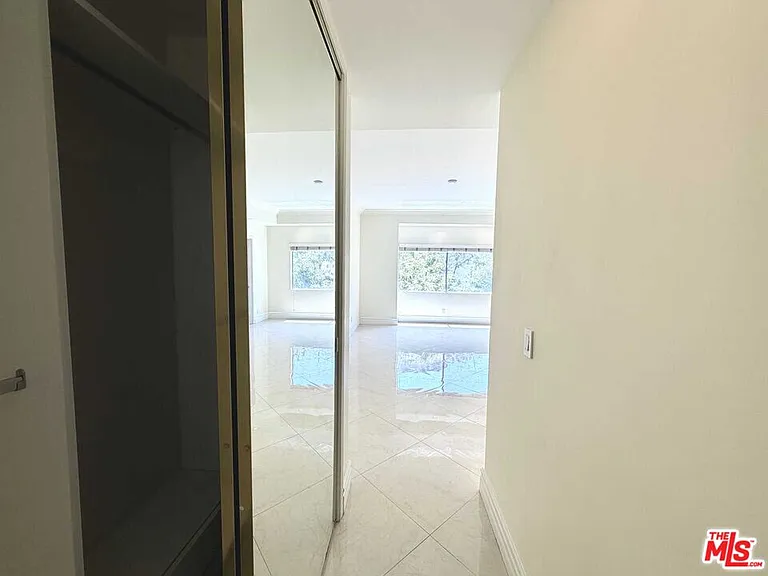 121 S Palm Dr #404 — Photo 30