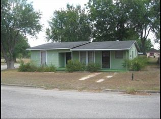 322 E 1st St, Shiner, TX 77984