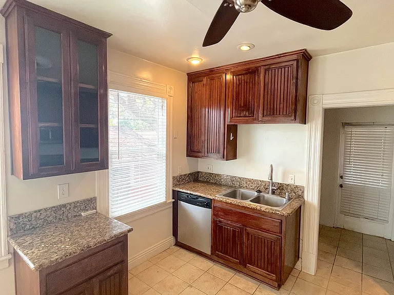 703 Manzanita Ave — Photo 6