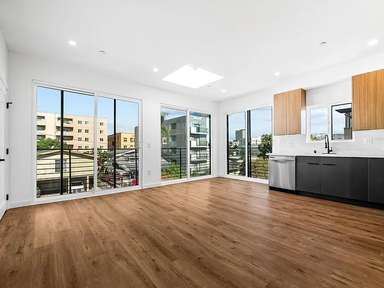 926 S Harvard Blvd — Photo 10
