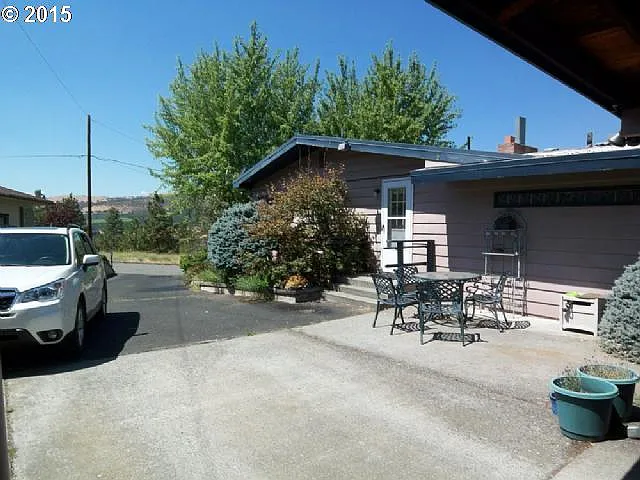 338 W 21st St photo 1