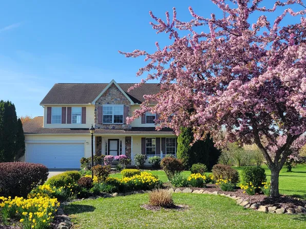 37 E Summit Dr, Littlestown, PA 17340