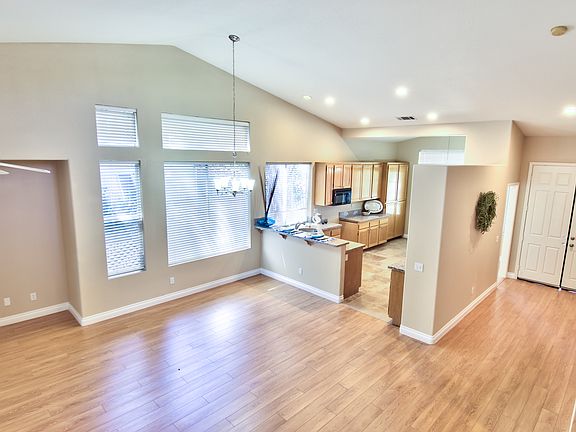 5th image of 42795 Acacia Ave