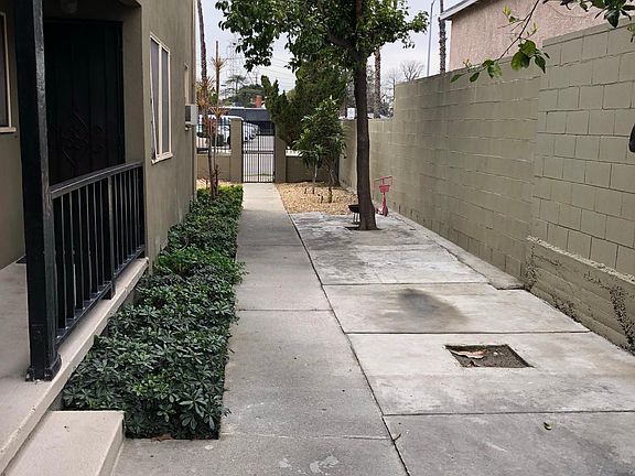 3rd image of 6322 Vineland Ave #2