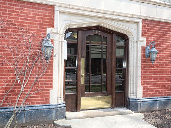 3rd image of 228 N Oak Park Ave #1H