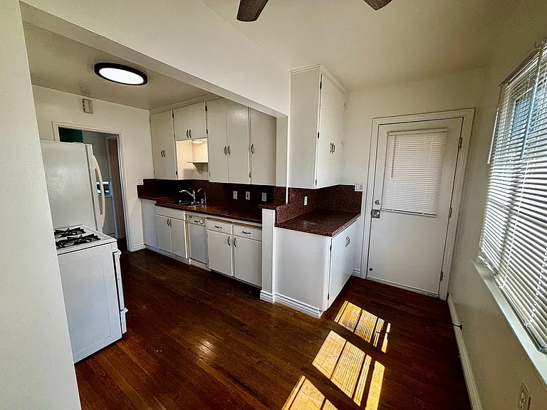 Large 2 bed 1 bath with private outdoor patio- Bankers Hill — Photo 11
