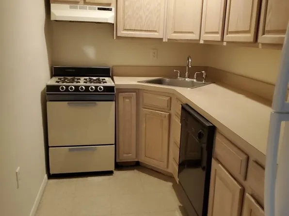 239 Orchard St APT 2B, Westbury, NY 11590