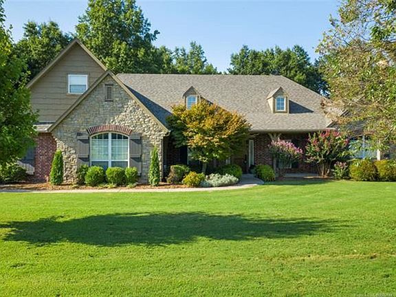 2nd image of 11 Woodcreek Ln